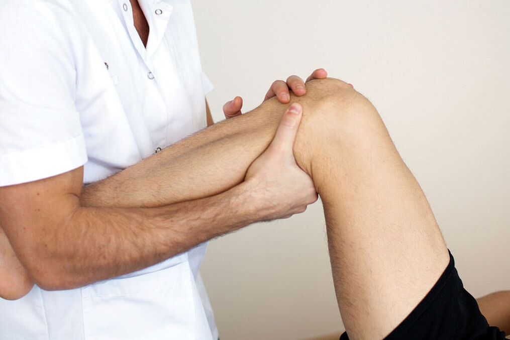 the doctor examining a knee with osteoarthritis